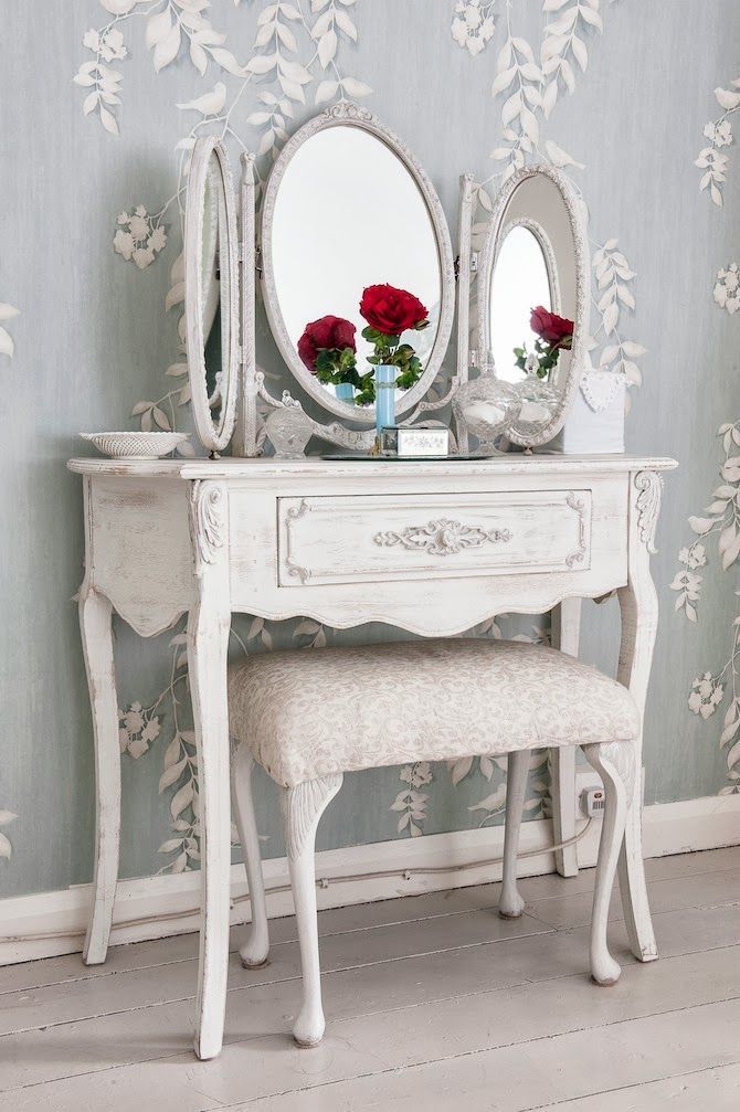 Dressing table with triple mirror for a bedroom Provence