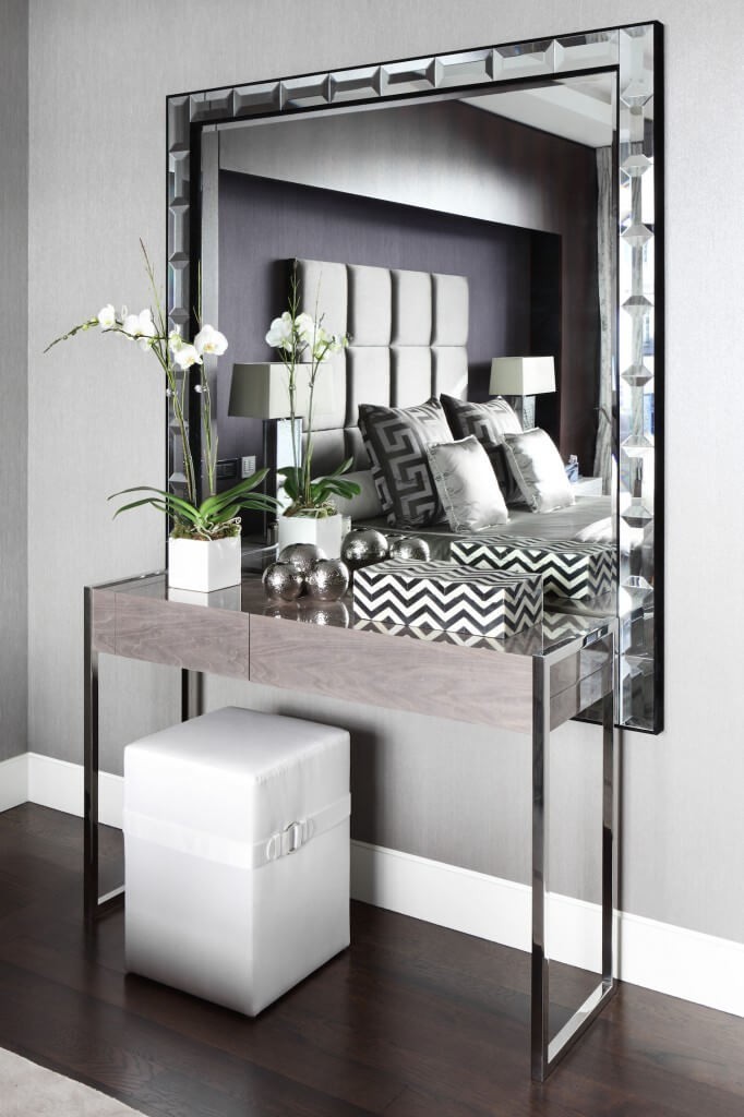 Wall mirror with square mirror