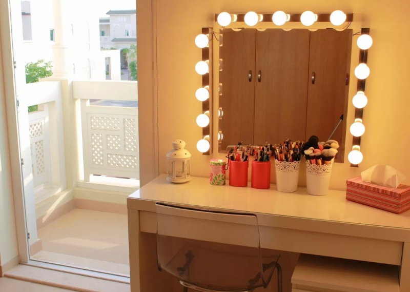 LED bulbs around the mirror in the dressing table
