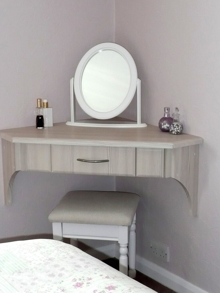 Oval mirror on a hanging table