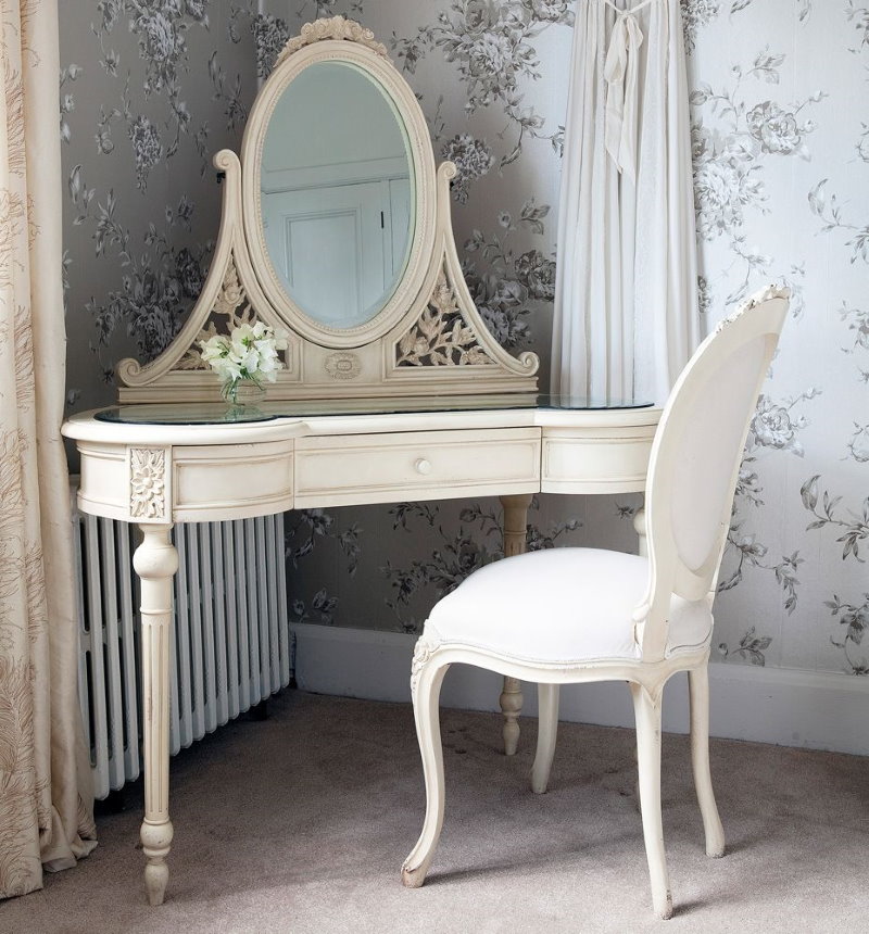 Corner dressing table in a classic style