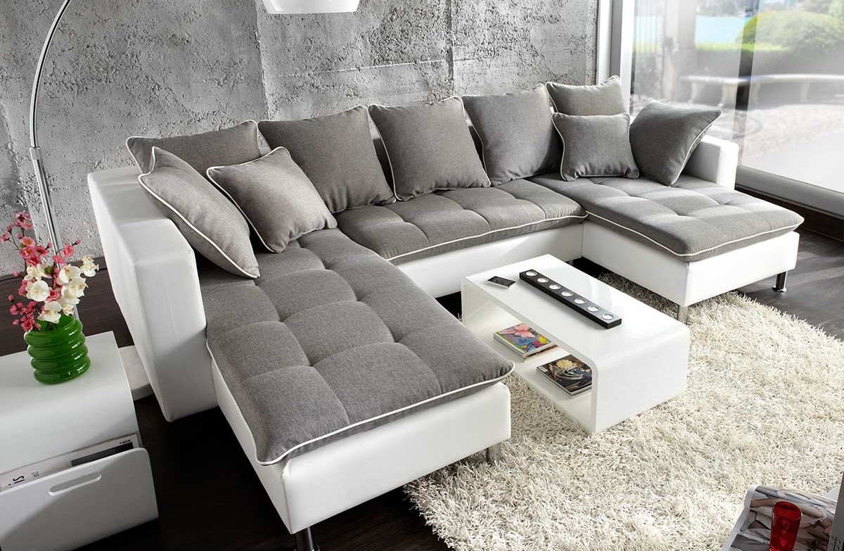 canapé d'angle gris dans le salon
