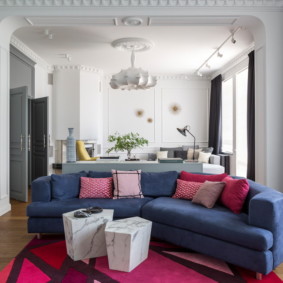 أريكة الزاوية في صورة تصميم غرفة المعيشة