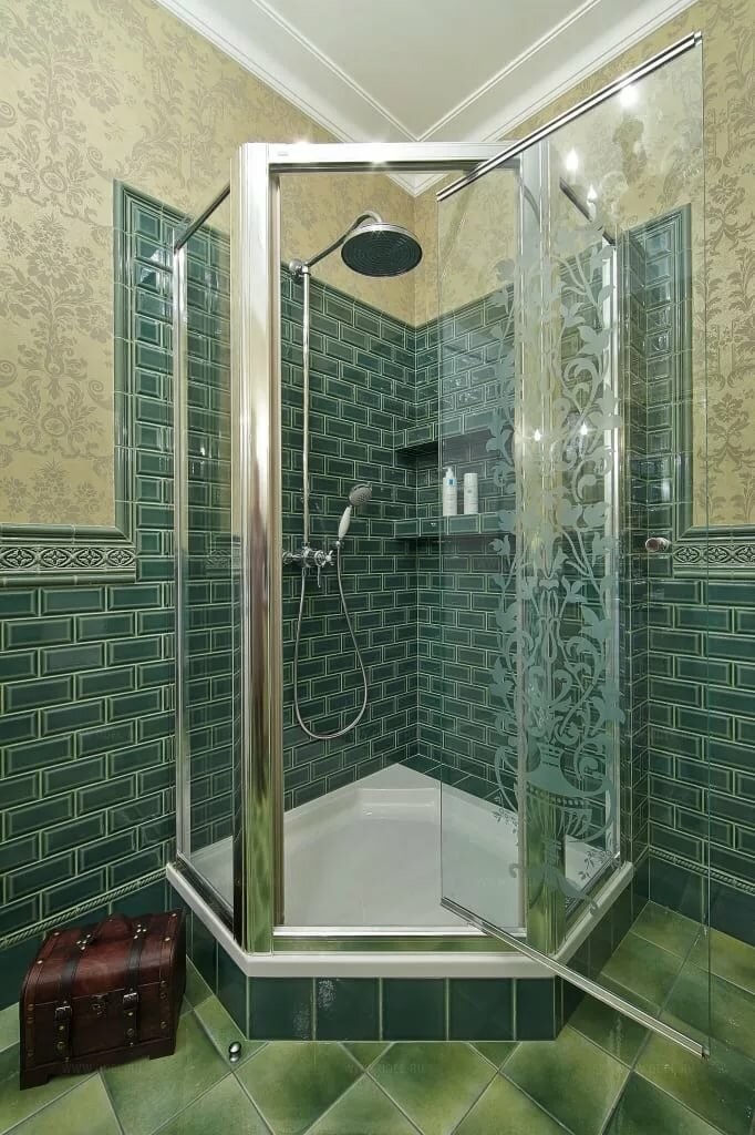 Douche d'angle dans la salle de bain