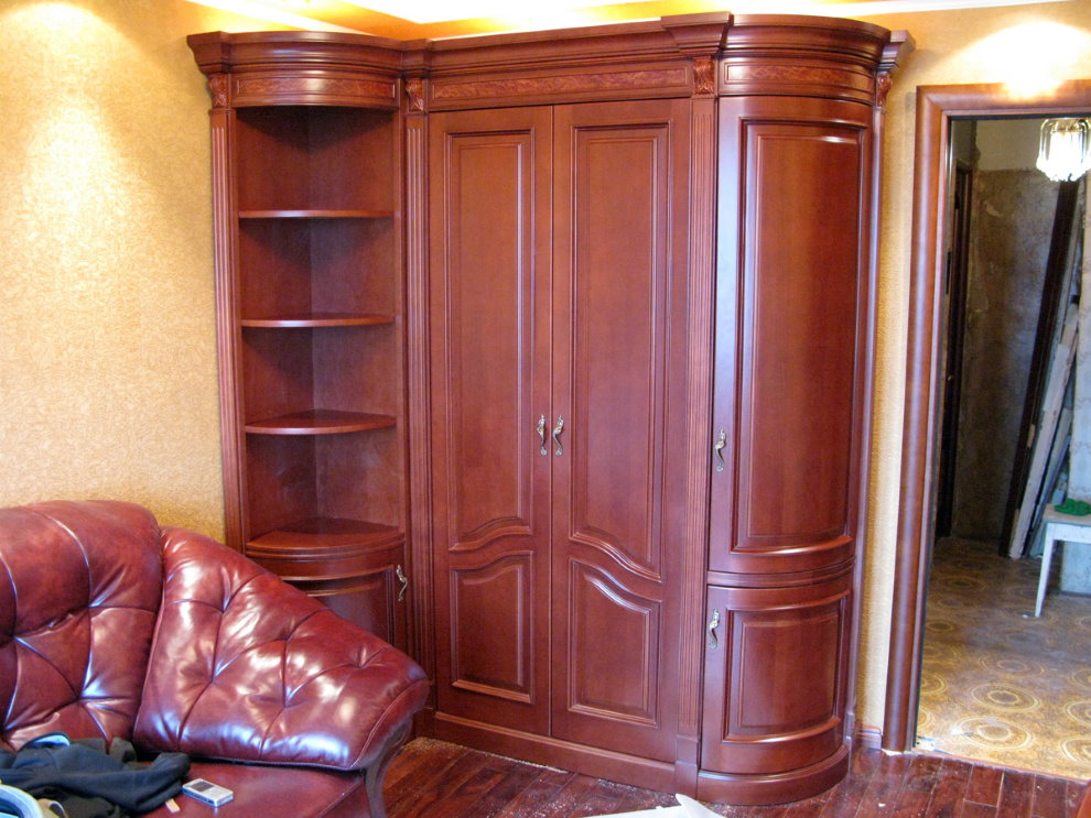 خزانة زاوية كلاسيكية في غرفة مع أريكة جلدية