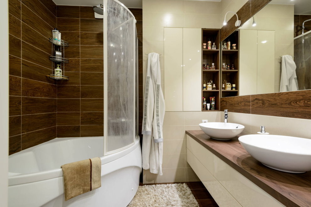 Divas izlietnes moderna stila vannas istabā