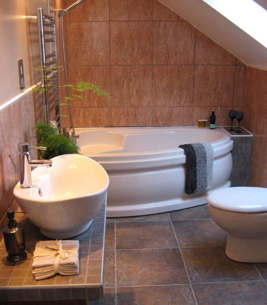 Özel bir evin tavan arasında asimetrik dökme demir banyo