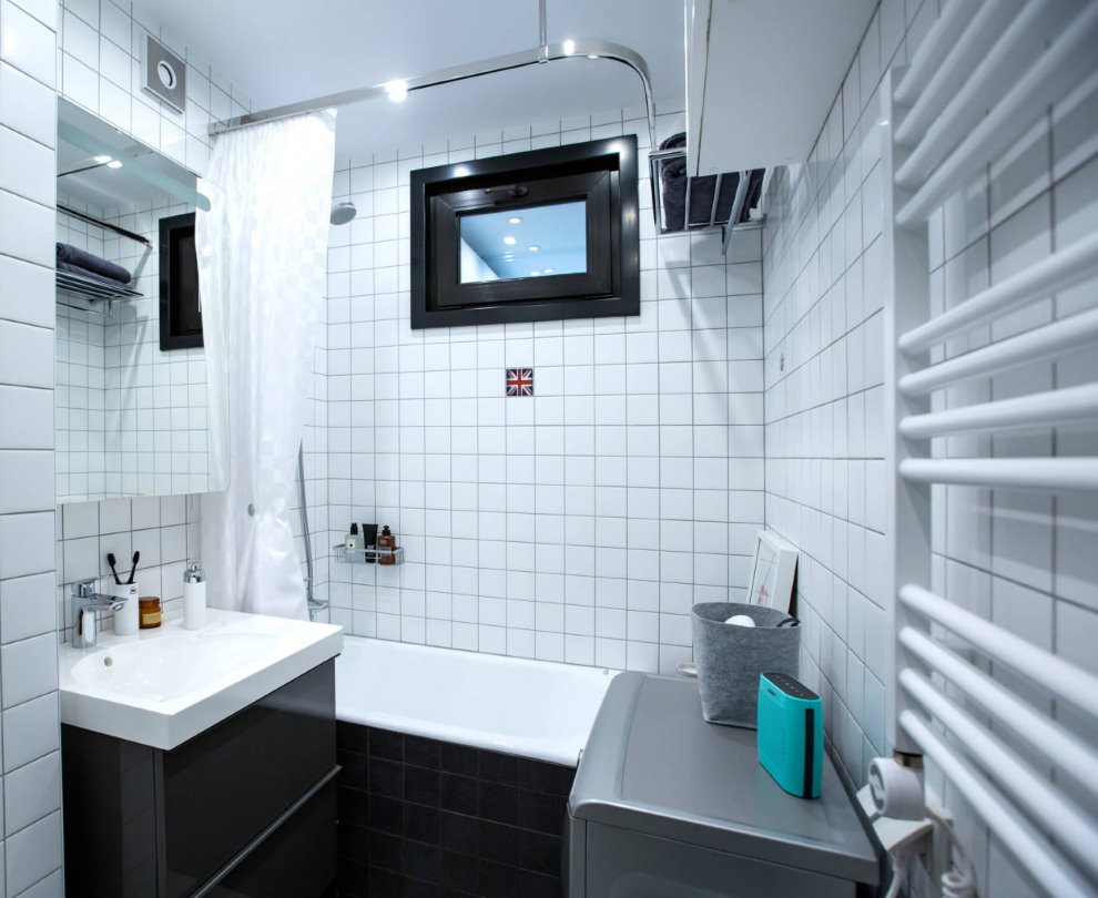 Intérieur de la salle de bain en odnushka moderne