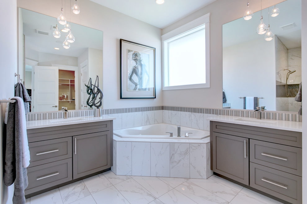 Klasiskā stila vannas istabas interjers ar stūra bļodu