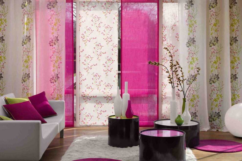 لوحات متعددة الألوان من الستائر اليابانية على نافذة بانورامية لغرفة المعيشة