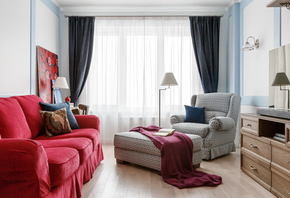 Sofa đỏ trong phòng khách theo phong cách tân cổ điển