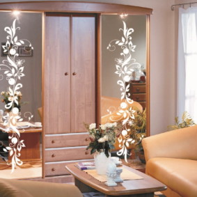 spoguļi viesistabas interjerā dekoru idejas