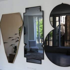 spoguļi viesistabas interjerā ideju tipi