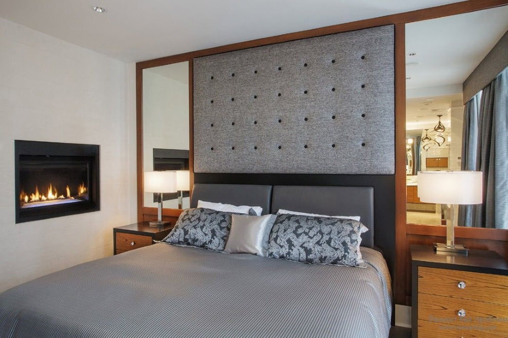 Double bed in the bedroom with mirrors