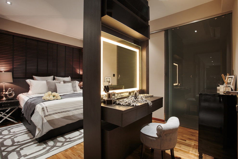 Masă de îmbrăcat cu o oglindă în dormitor într-un stil modern