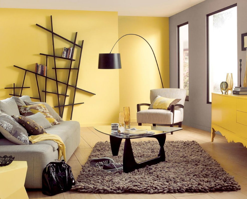 Kệ tùy chỉnh trên bức tường màu vàng của phòng khách