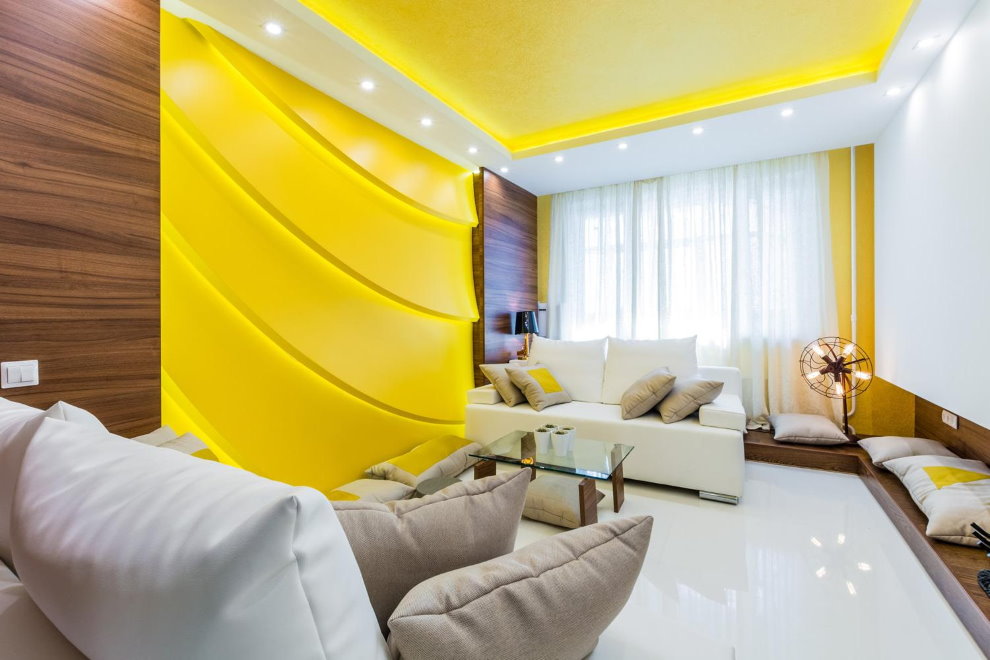 Oturma odasının streç tavanındaki sarı ışıklar
