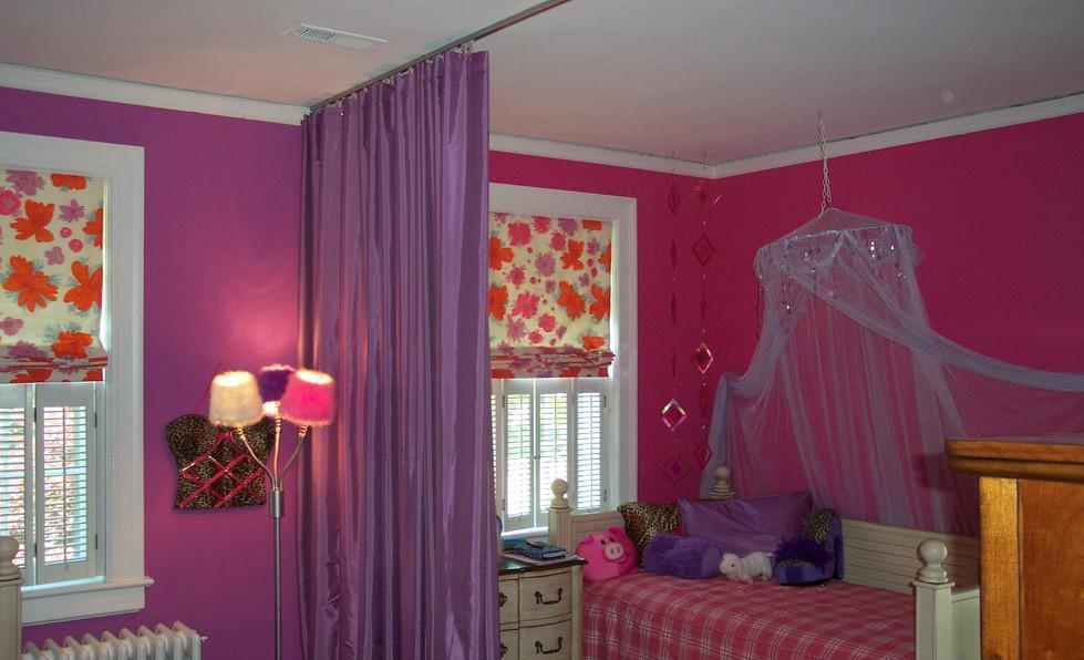 Rideau lilas au plafond de la chambre des enfants