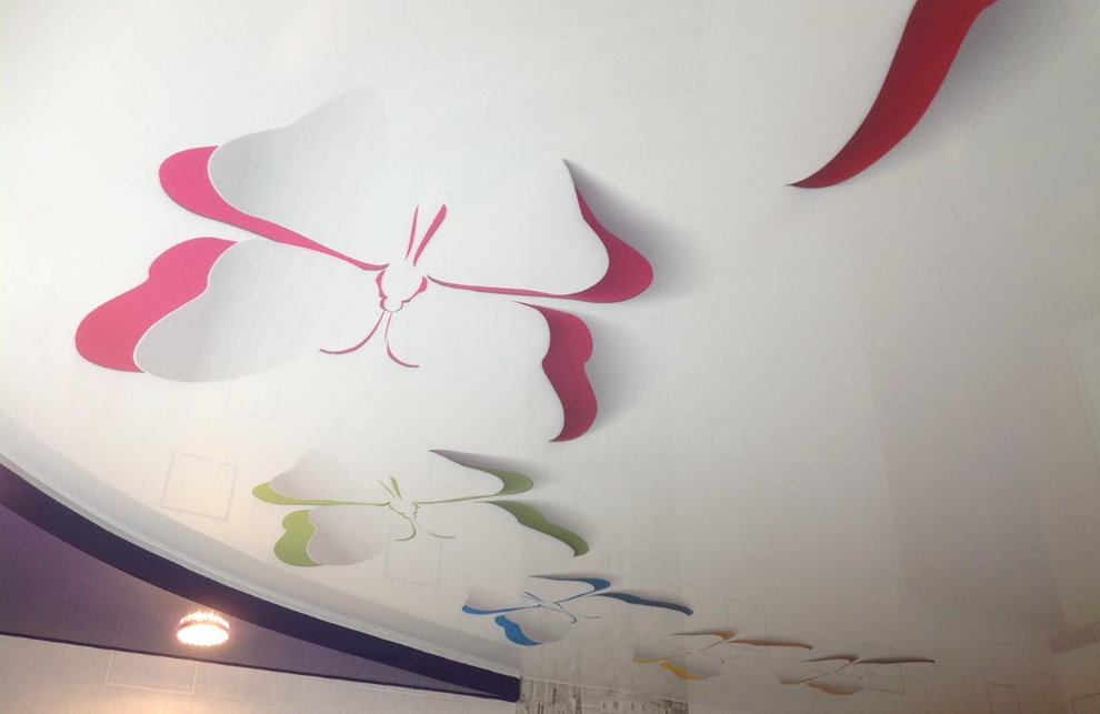 Image 3D de papillons au plafond dans la pépinière