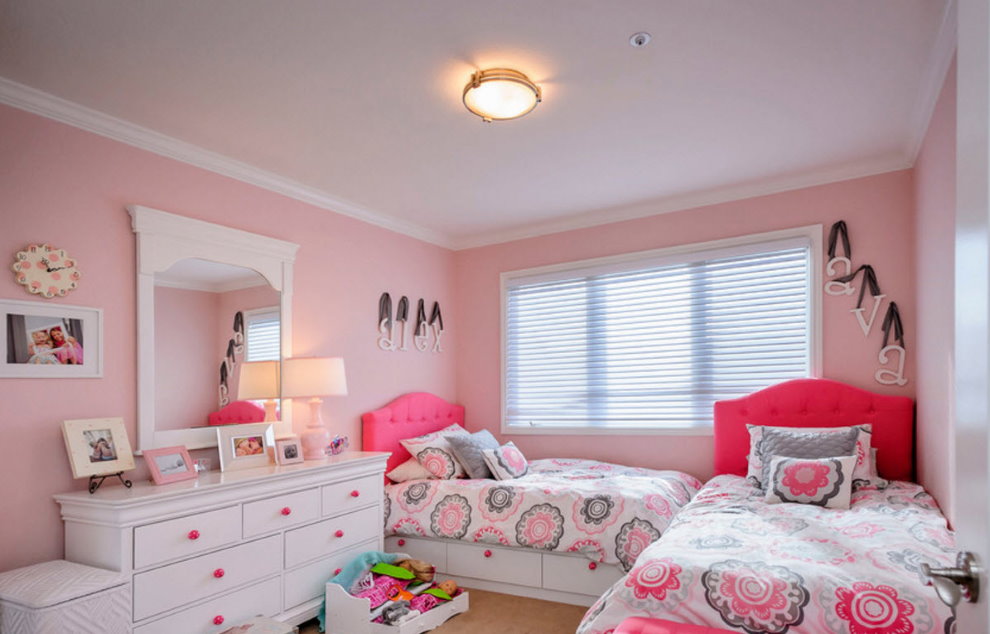 Plafond en placoplâtre dans la chambre des filles avec des murs roses