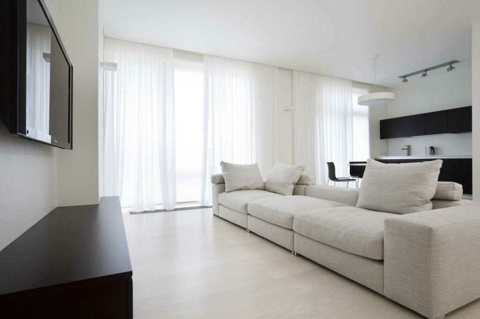 Perdele albe într-o cameră în stil modern.