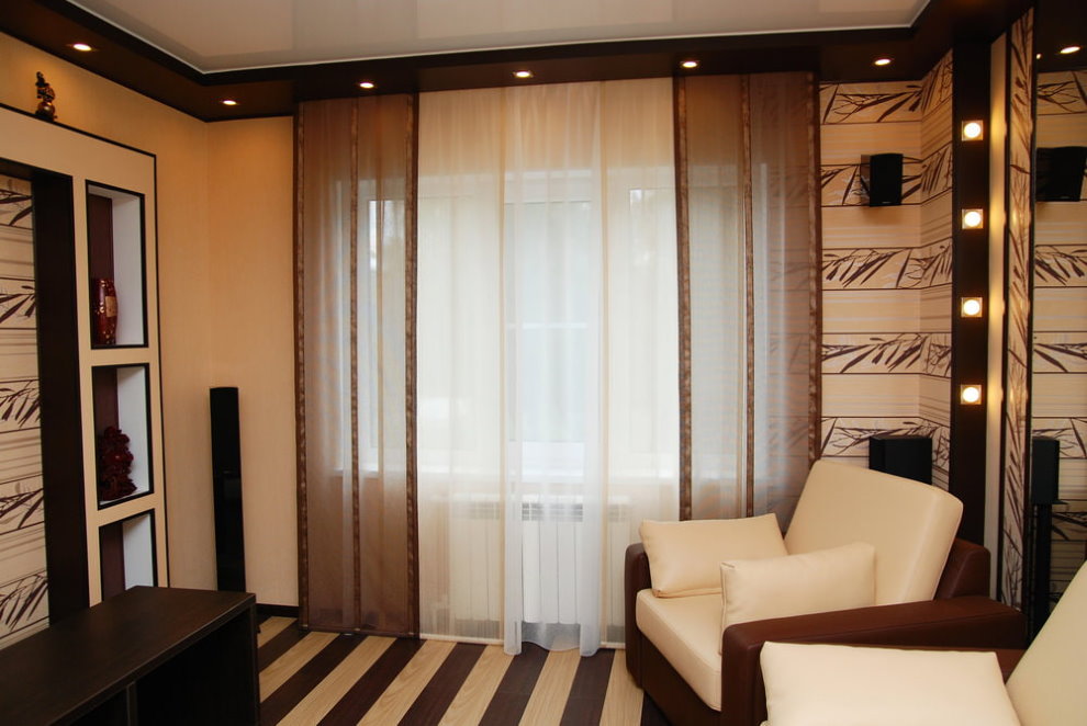 Modern bir odada bej ve kahverengi perdeler