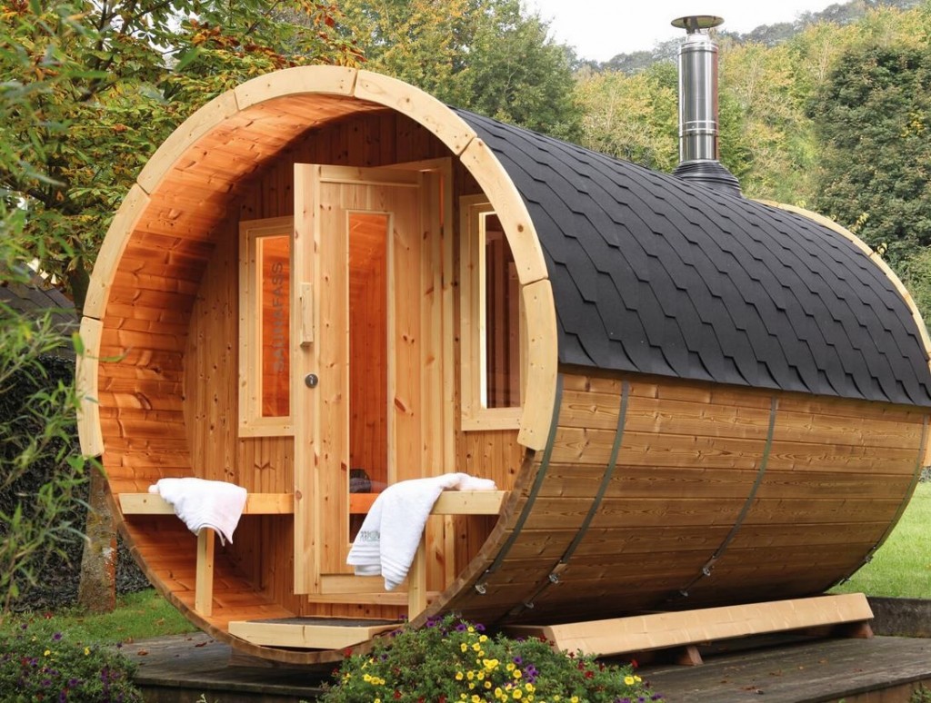 Barrel-shaped wooden bath