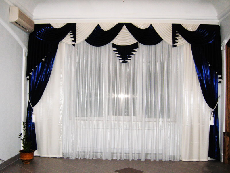 Intérieur de la salle avec lambrequin noir et blanc