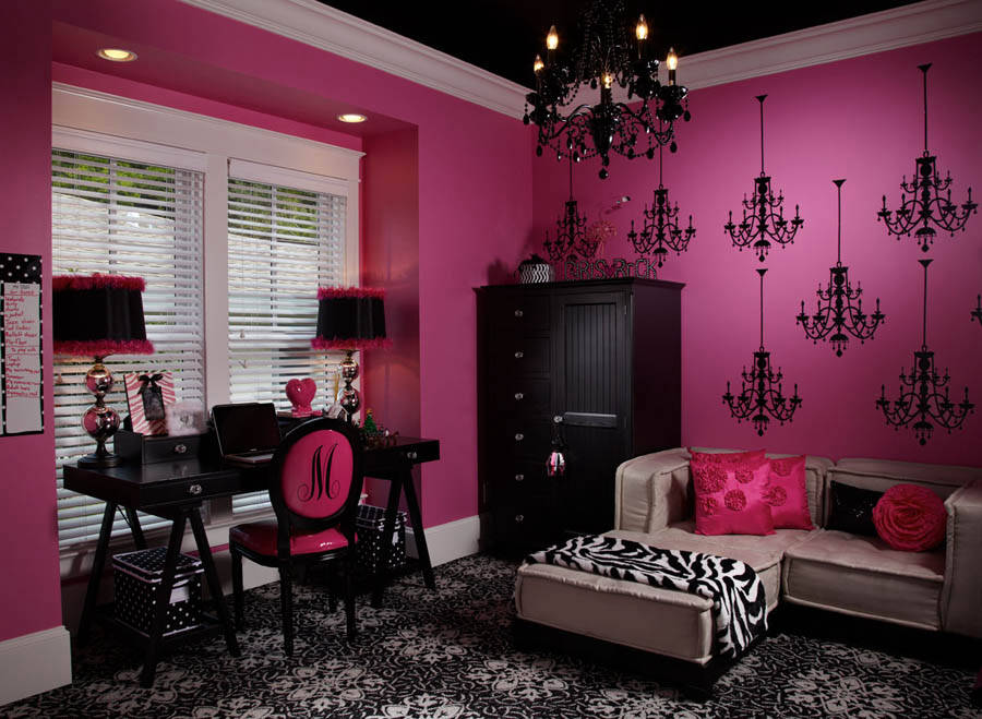 Koyu pembe duvar kağıdı ile bir odada siyah mobilya