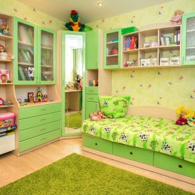 Tapis vert dans une chambre d'enfant