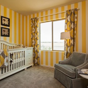 Papier peint à rayures dans une chambre de bébé