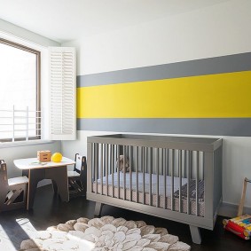 פס צהוב בחדר התינוק