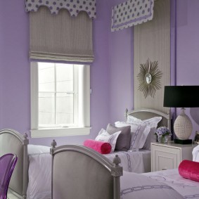 Papier peint lilas dans la chambre des filles