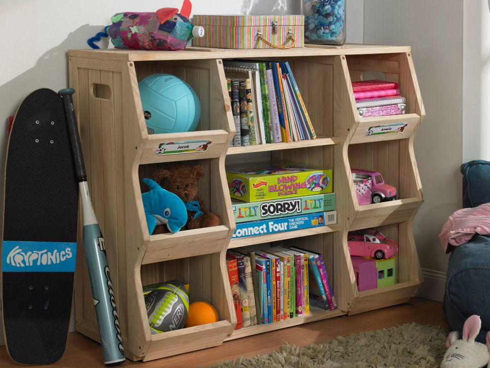 ארון ספרים נמוך מעץ בחדר ילדים