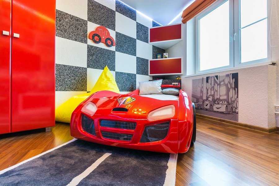 מיטת ילדים בצורת מכונית מצוירת