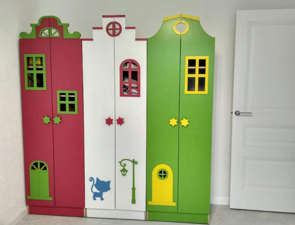 Armoire à linge pour enfants avec fenêtres dans les portes