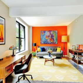 Mur orange vif dans une pièce rectangulaire