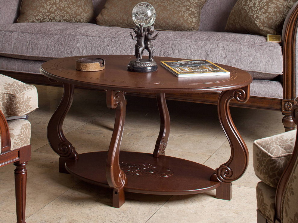 Kafijas galdiņš ar skaistām koka kājām