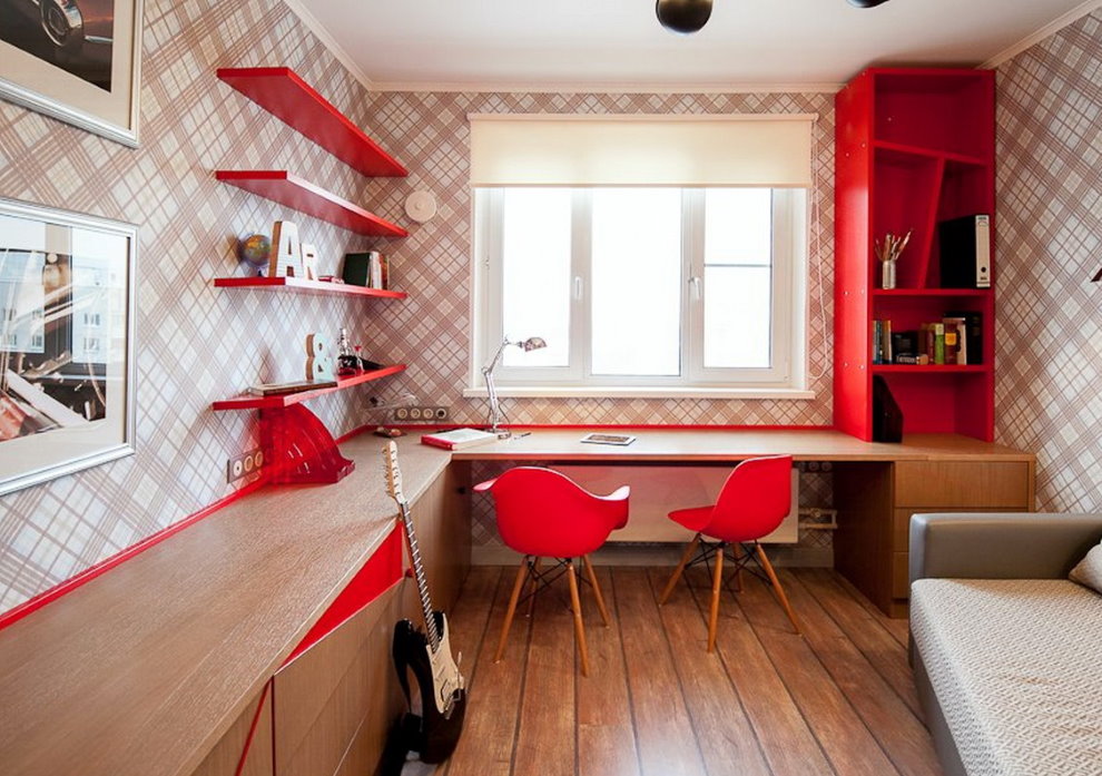 Scaune roșii în fața unui birou într-o cameră pentru adolescenți