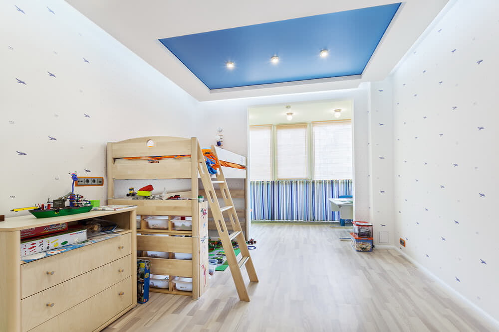 Çocuğun odasında mavi streç tavan