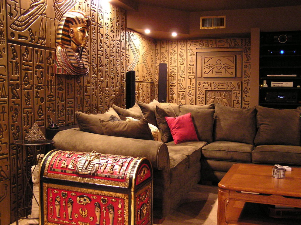 Oturma odası duvarındaki antik Mısır hiyeroglifleri