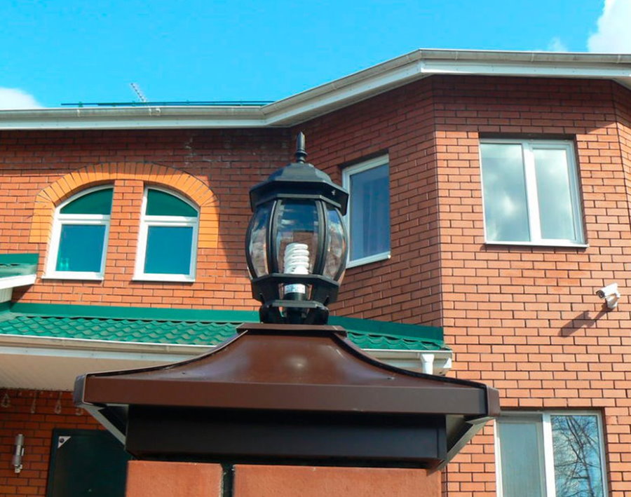 Lampe de jardin sur un poteau en brique