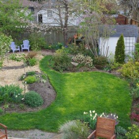Jardin sur un petit terrain avec une clôture en bois
