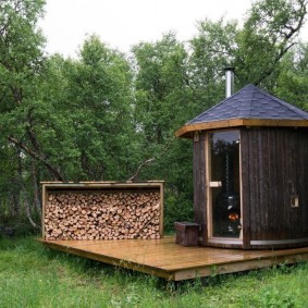 غرفة بخار صغيرة على أرضية خشبية
