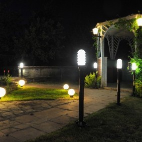 Özel bir evin bahçesinde gece aydınlatması