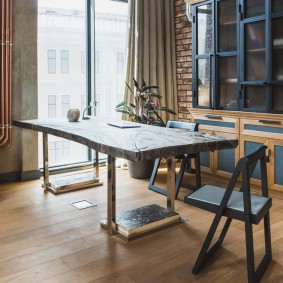 Table de style loft avec fenêtre au sol