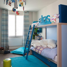 Tapis bleu sur le sol d'une chambre d'enfant
