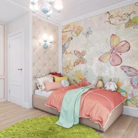 Bir kız için bir odanın duvarına boyalı kelebekler