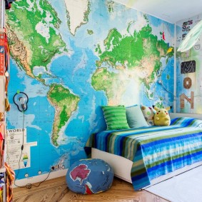 Carte physique du monde à l'intérieur de la salle