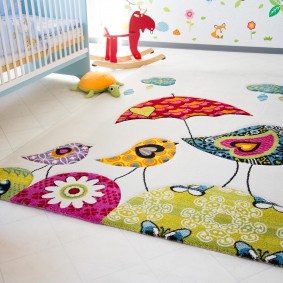 Beau tapis dans la chambre pour le nouveau-né